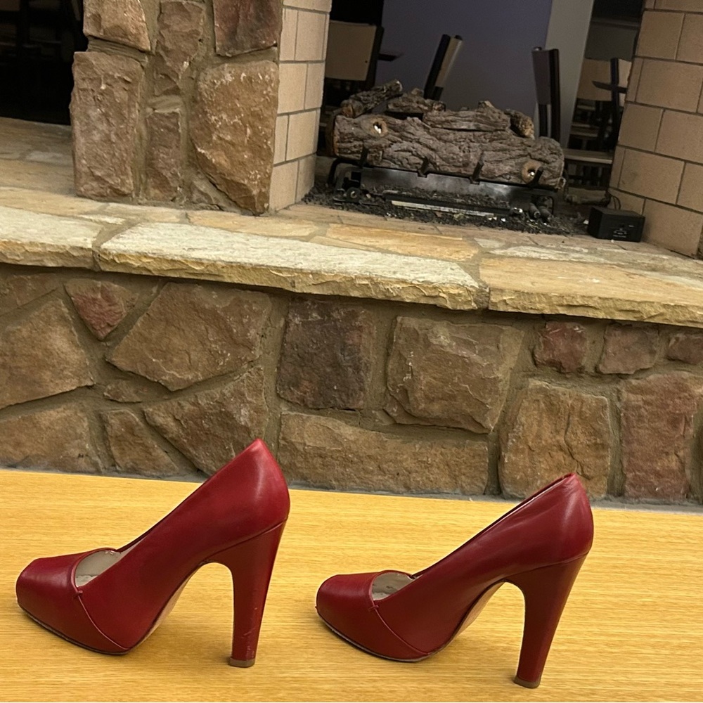 Heels These Great looking stylish  are off the chain! Boutique 58-size 7 1/2-M